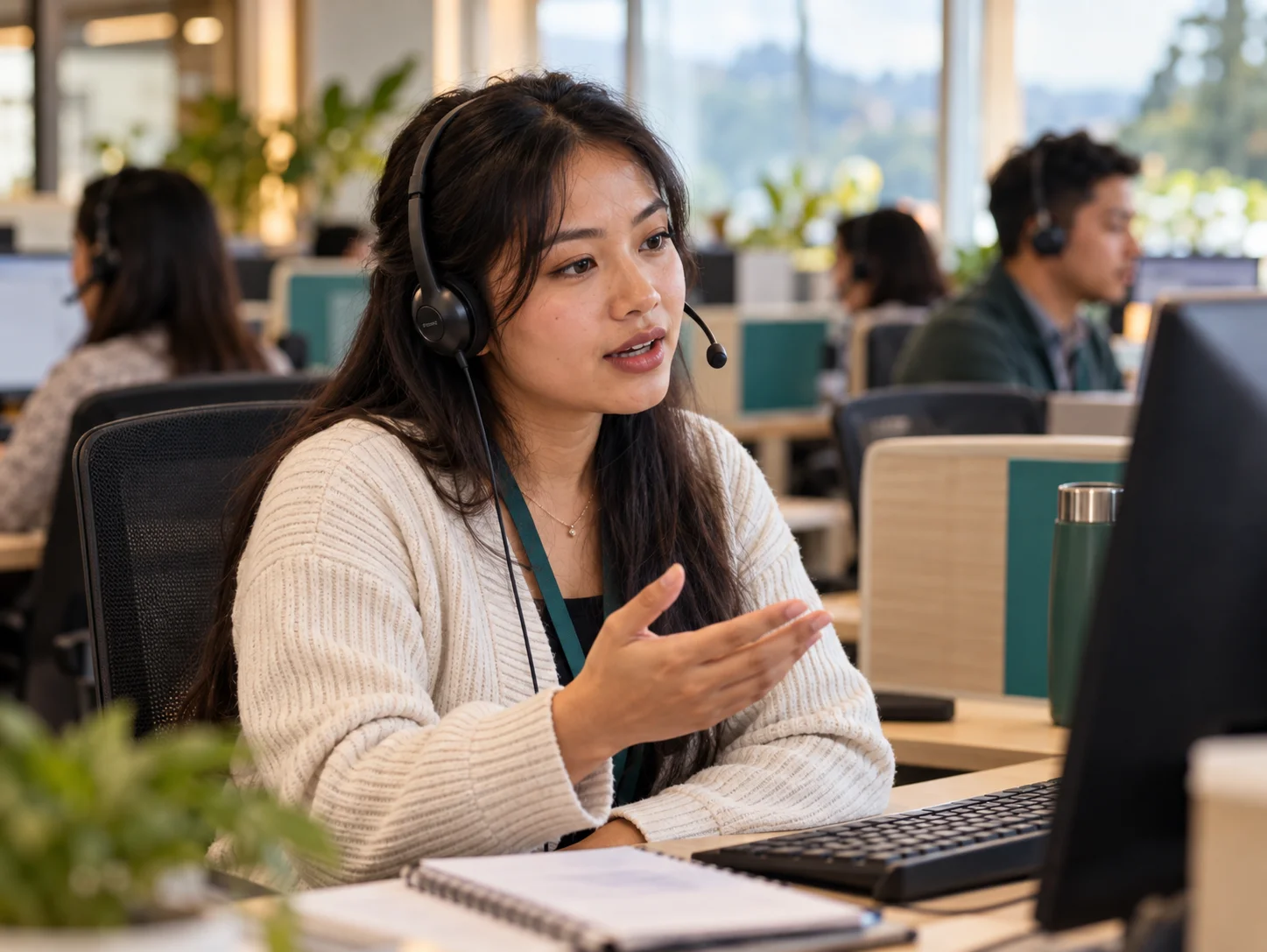 Advisor explaining information during a customer conversation